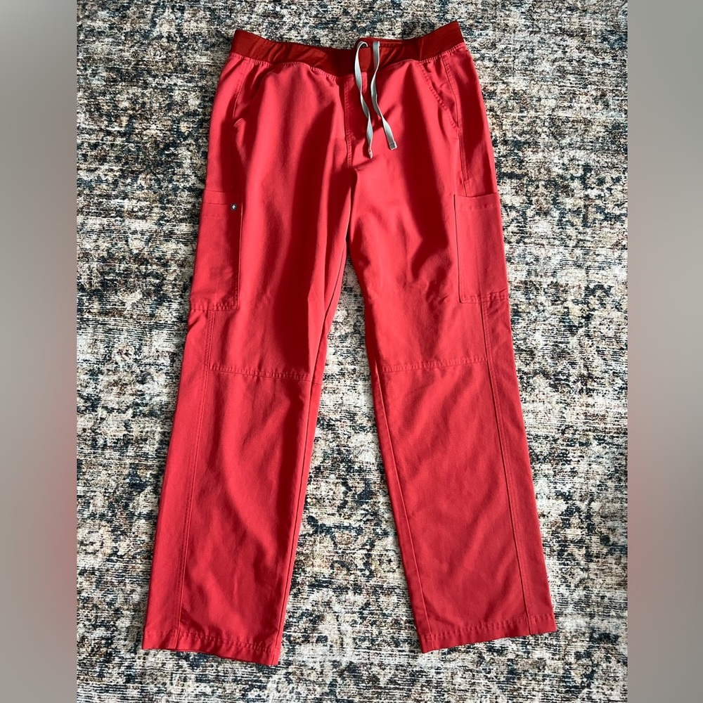 Men’s XXL FIGS Clay Axim cargo scrub pants and XXL Chisec 3-pocket top